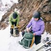 en person bruker Osprey Soelden 25 skisekk (unisex)