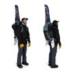 en person bærer ski på en Osprey Soelden 45 skisekk (unisex)