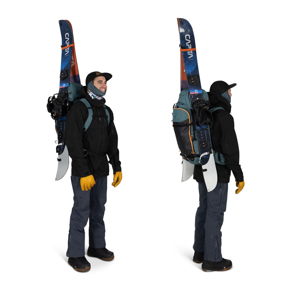 en person bærer ski på en Osprey Soelden 45 skisekk (unisex)