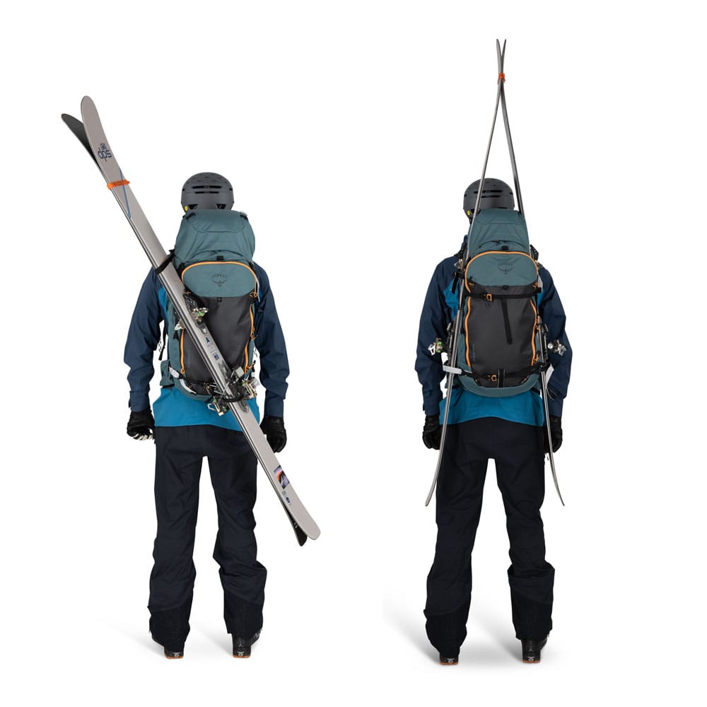 demonstrasjon av hvordan man fester ski på en Osprey Soelden 45 skisekk (unisex)