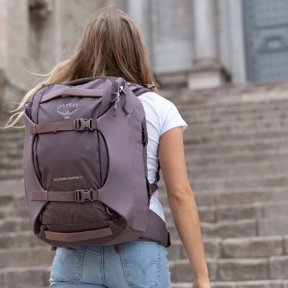 bakside av Osprey Sojourn Porter Travel Pack 30L reiseryggsekk (unisex) på en modell