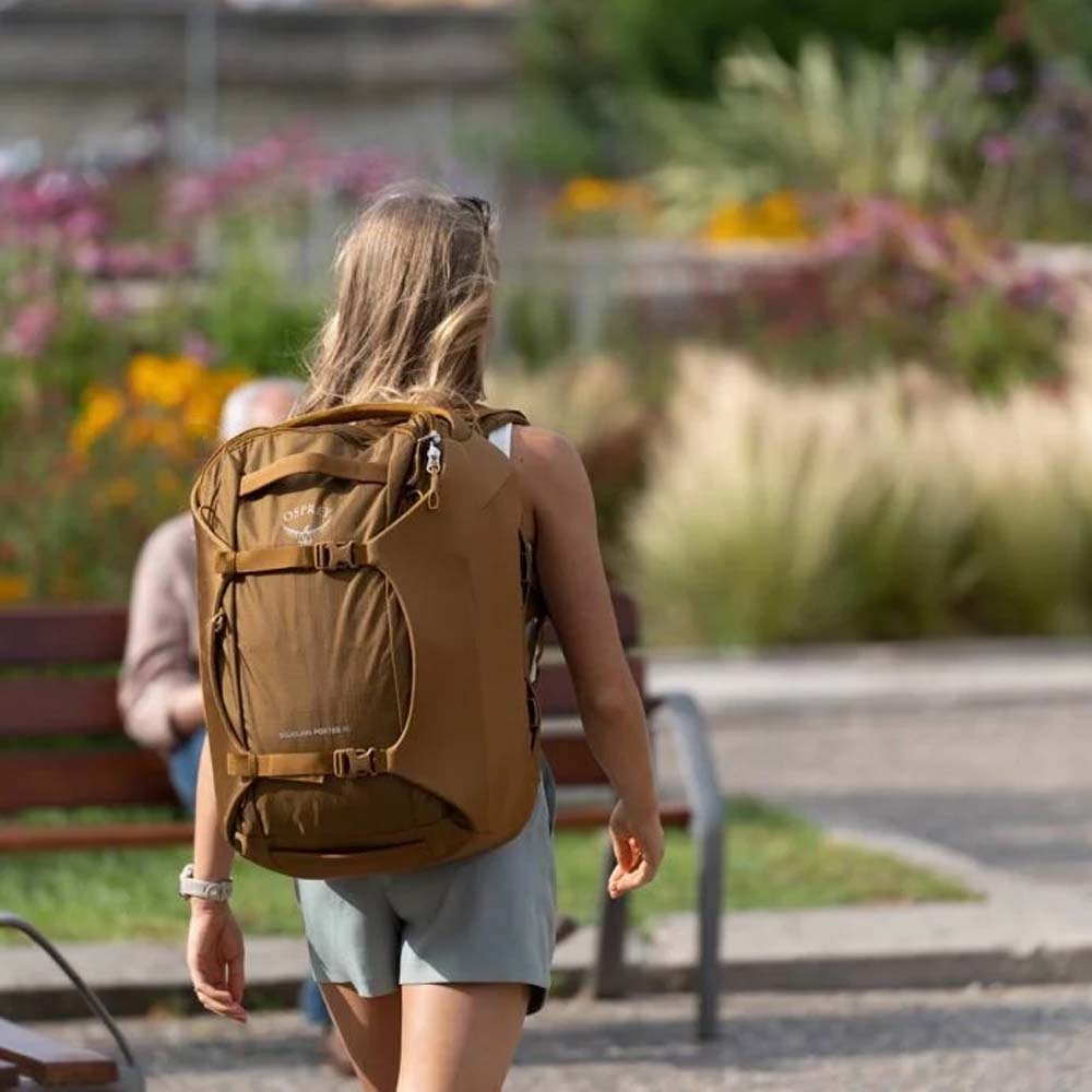 en modell bærer Osprey Sojourn Porter Travel Pack 46L reiseryggsekk (unisex)