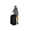 en kvinnelig modell holder Osprey Sojourn Shuttle Wheeled Duffel 130L reisebag (unisex)