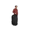 en mannlig modell bærer Osprey Sojourn Shuttle Wheeled Duffel 130L reisebag (unisex)