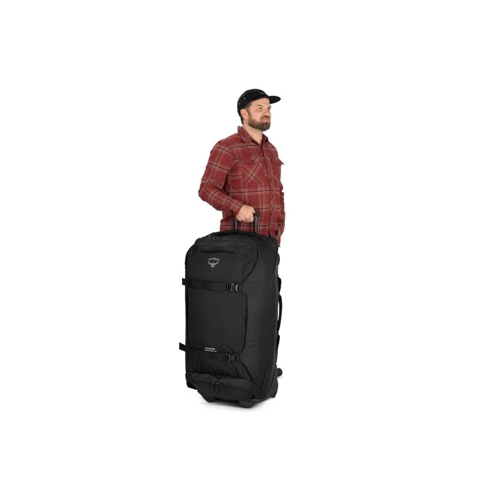 en mannlig modell bærer Osprey Sojourn Shuttle Wheeled Duffel 130L reisebag (unisex)
