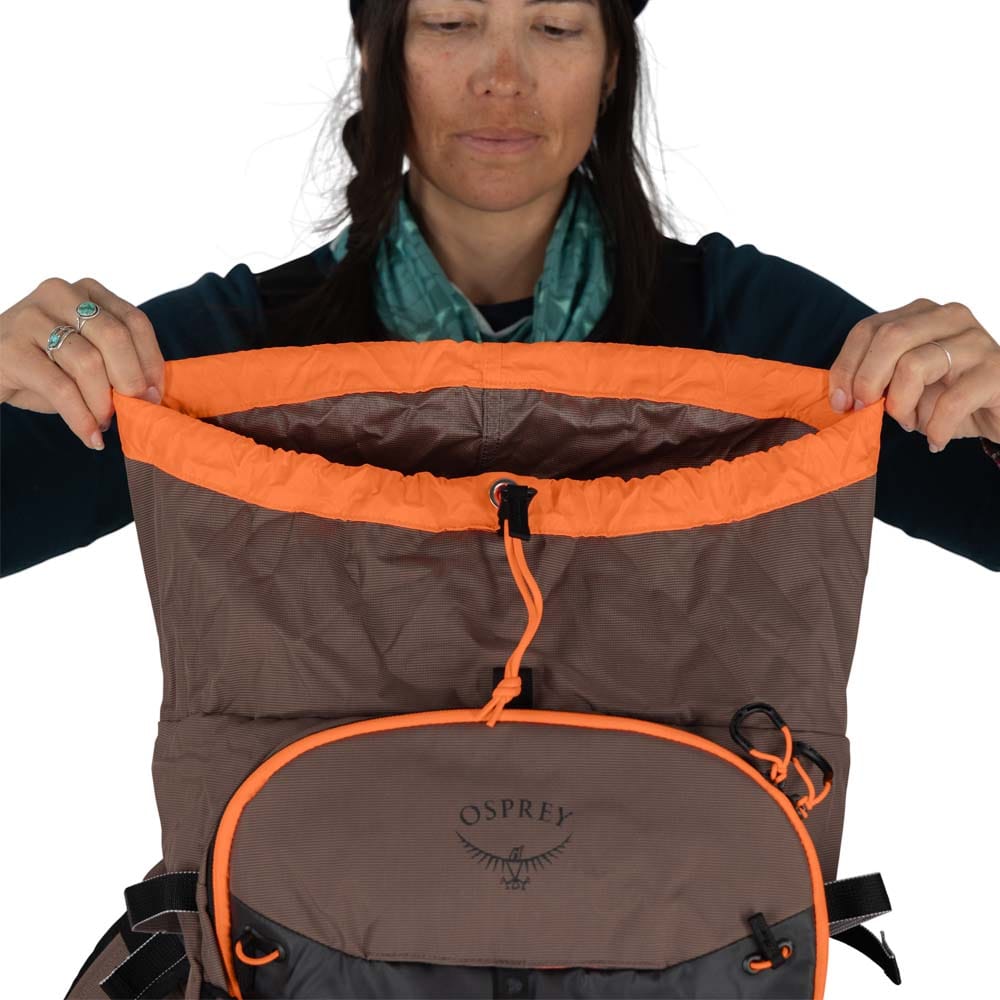 topplokk på Osprey Sopris 45 skisekk (dame)