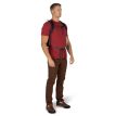 Person som bærer Osprey Sportlite 15 dagssekk