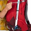 En økseholder på Osprey Stratos 34L turryggsekk (herre)