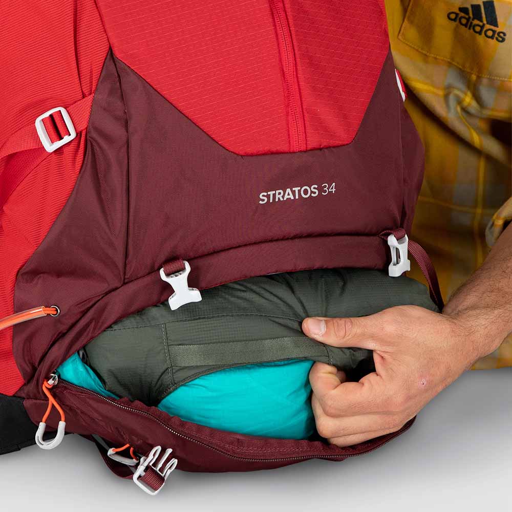 Et rom for sovepose på Osprey Stratos 34L turryggsekk (herre)