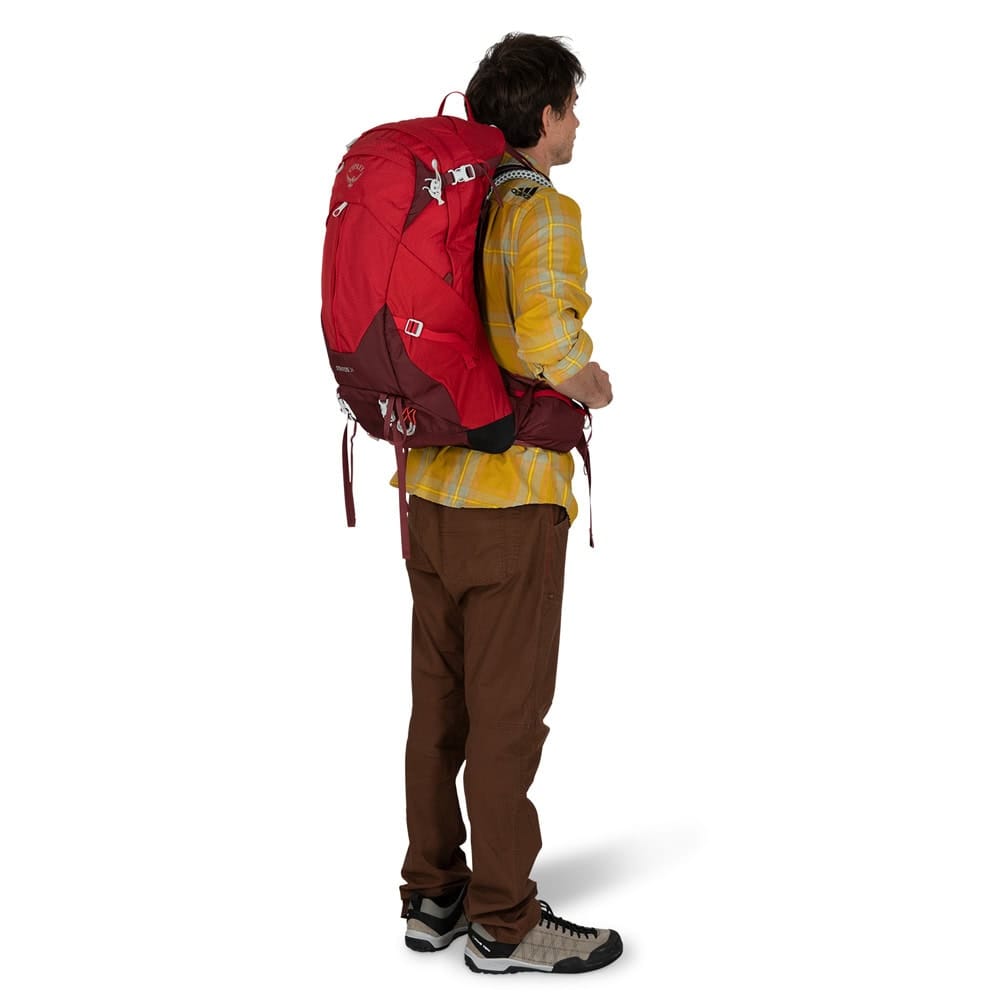En modell bærer Osprey Stratos 34L turryggsekk (herre)