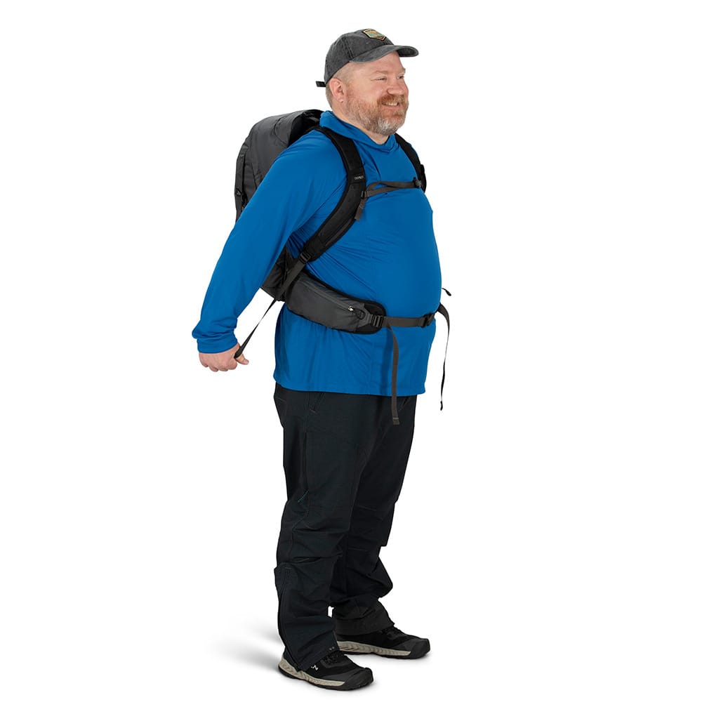 en modell bærer Osprey Talon 22L Extended Fit dagryggsekk (herre)