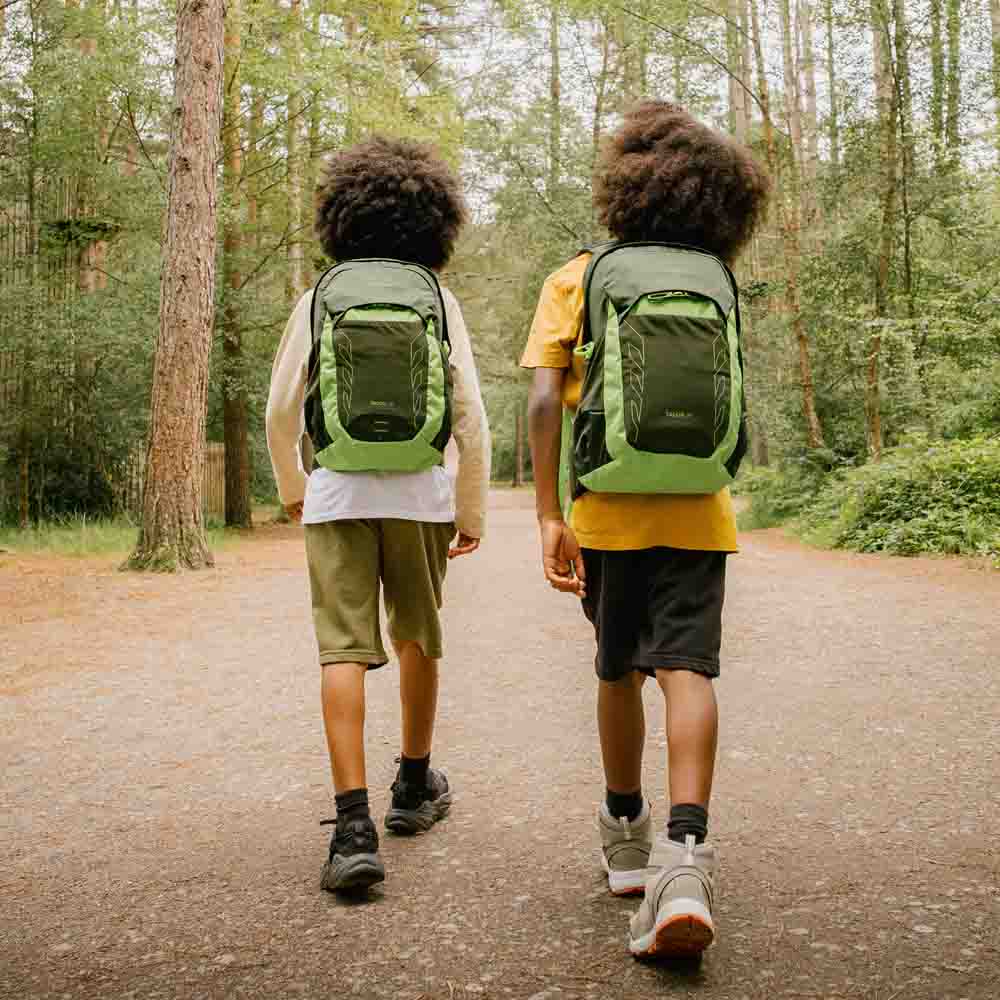 to barn har på seg Osprey Talon Jr 11L dagsryggsekk (barn)