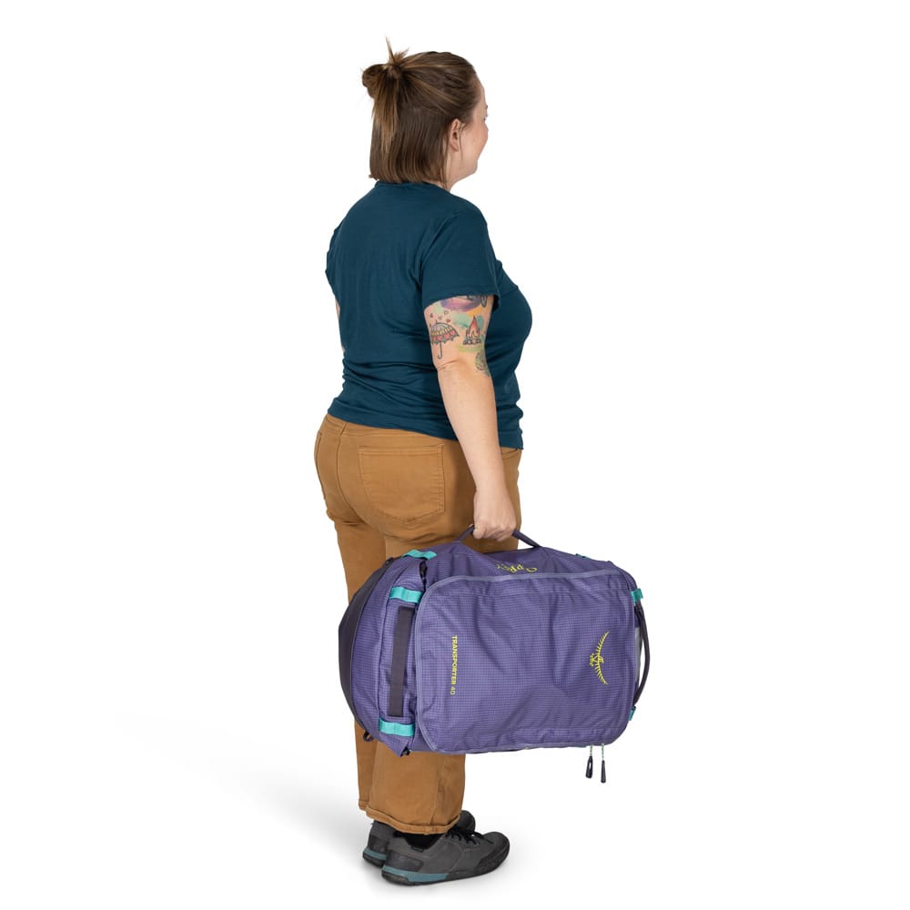 en modell holder i Osprey Transporter Duffel 40L (unisex)