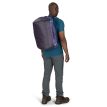 Osprey Transporter Duffel 40L (unisex) på en mannlig modell