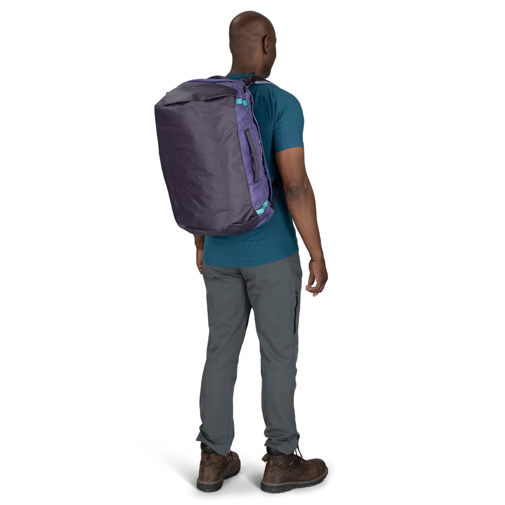 Osprey Transporter Duffel 40L (unisex) på en mannlig modell