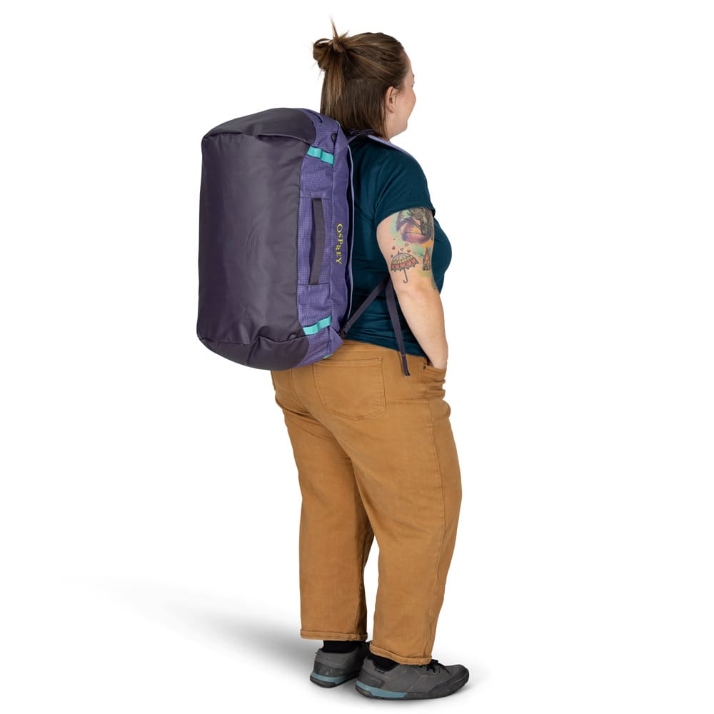 Osprey Transporter Duffel 40L (unisex) på en kvinnelig modell
