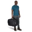 en mannlig modell bærer en Osprey Transporter Duffel 65L (unisex)