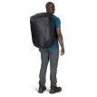 en mannlig modell har på seg en Osprey Transporter Duffel 65L (unisex)