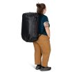 Osprey Transporter Duffel 65L (unisex) på en kvinnelig modell
