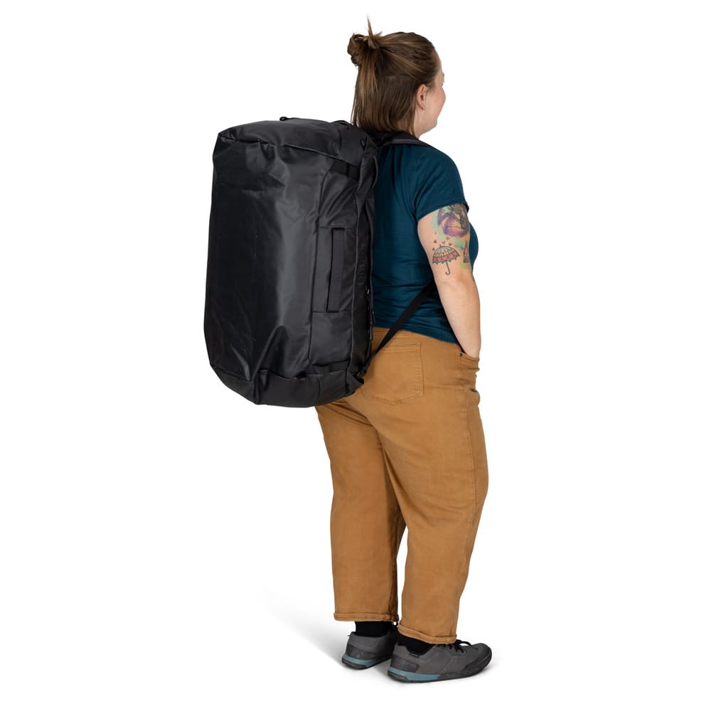 Osprey Transporter Duffel 65L (unisex) på en kvinnelig modell