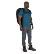en modell står fremover med en Osprey Transporter Duffel 65L (unisex) på seg