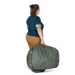 en kvinnelig modell bærer en Osprey Transporter Duffel 95L (unisex)