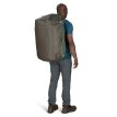 en mann bærer Osprey Transporter Duffel 95L (unisex) på ryggen