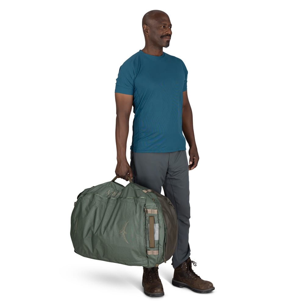 en mannlig modell holder Osprey Transporter Duffel 95L (unisex)