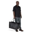 en modell bærer Osprey Transporter Gear Tote 60L bag (unisex)