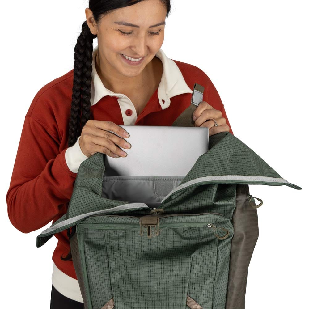 en åpnet Osprey Transporter Roll Top 30L ryggsekk (unisex)