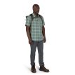 en mann bærer Osprey Transporter Roll Top 30L ryggsekk (unisex)