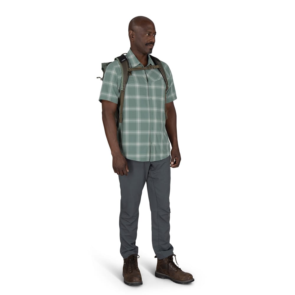 en mann bærer Osprey Transporter Roll Top 30L ryggsekk (unisex)