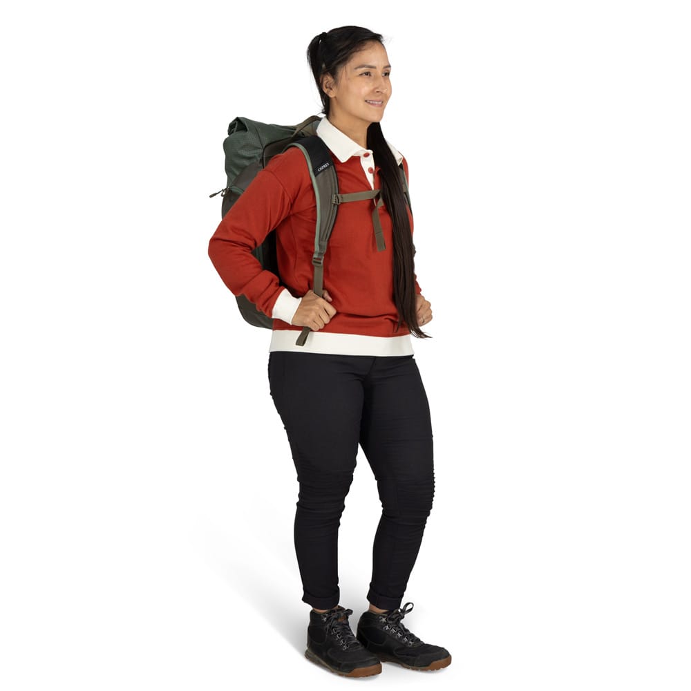 en kvinne bærer Osprey Transporter Roll Top 30L ryggsekk (unisex)