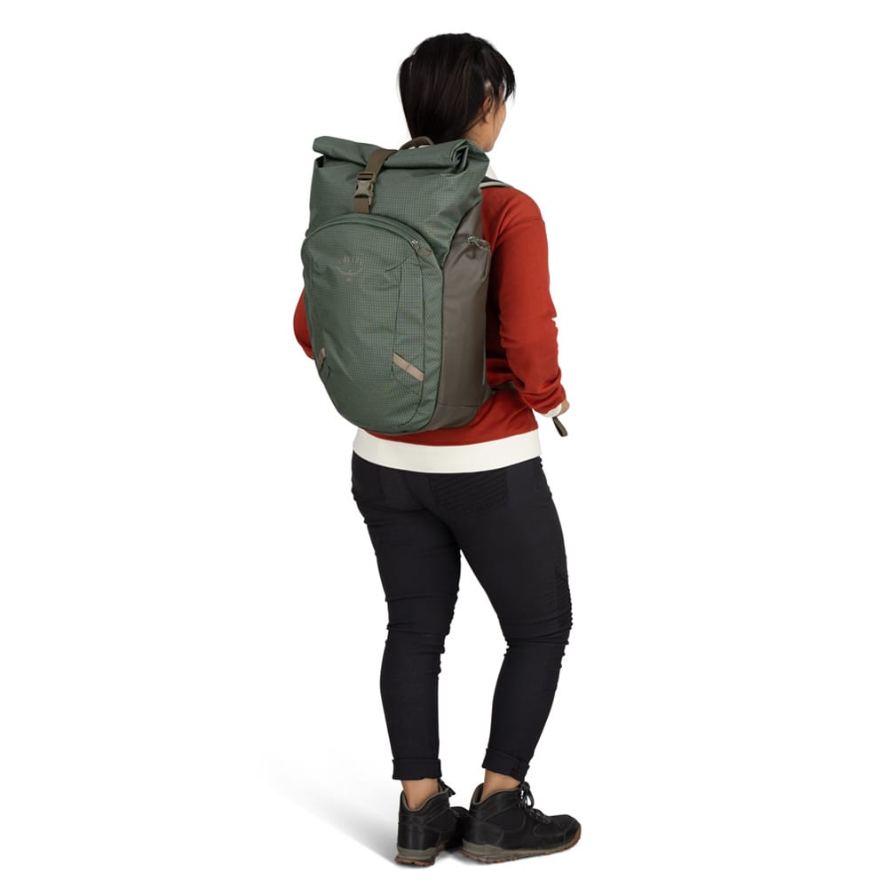 Osprey Transporter Roll Top 30L ryggsekk (unisex) på en modell
