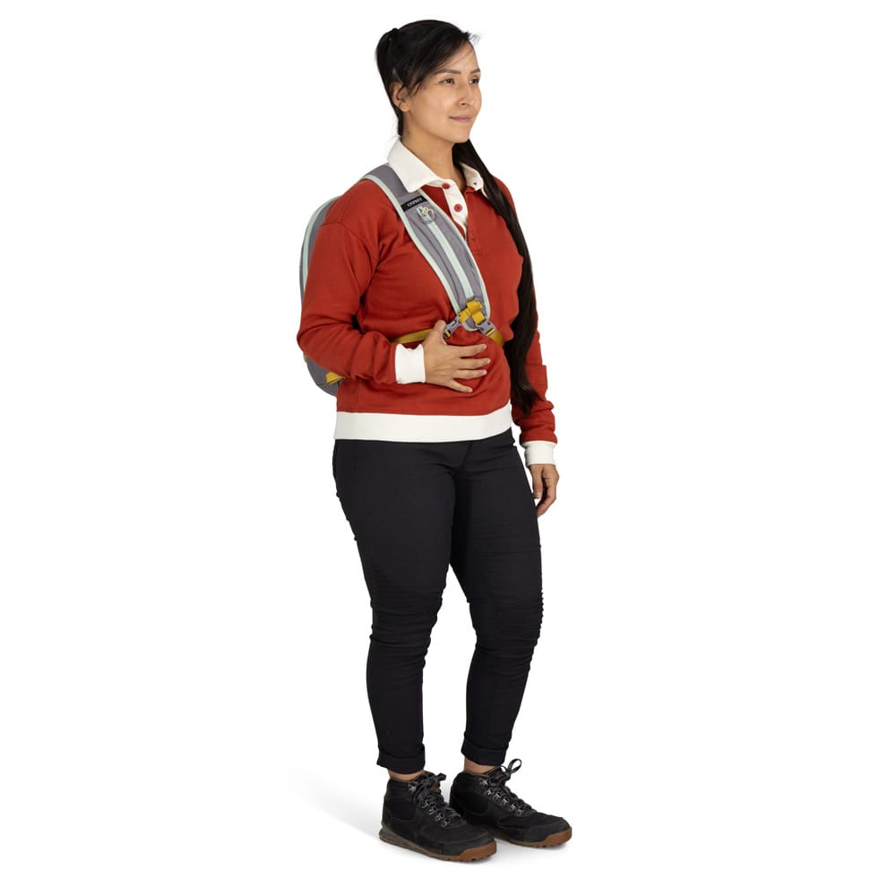 en modell bærer Osprey Transporter Sling skulderveske (unisex)