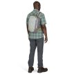 en mannlig modell bærer Osprey Transporter Sling skulderveske (unisex)