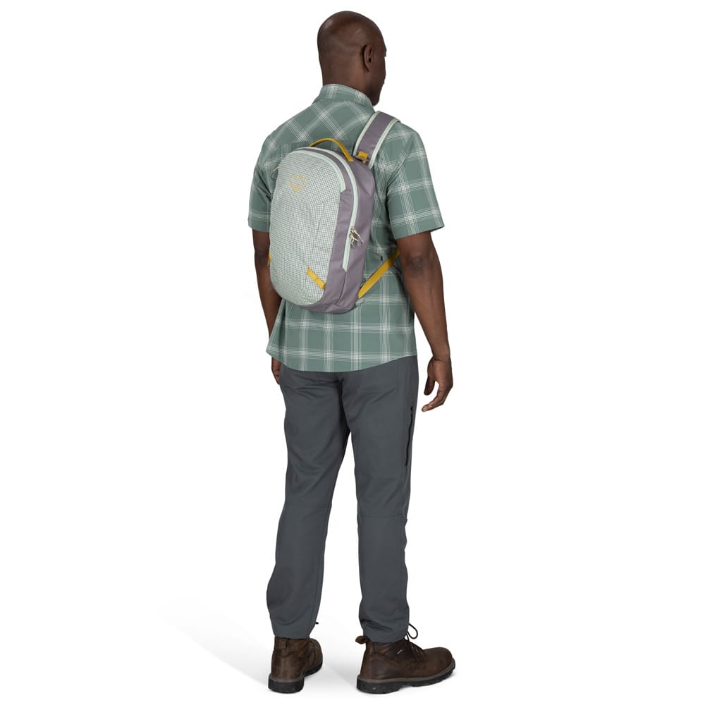 en mannlig modell bærer Osprey Transporter Sling skulderveske (unisex)