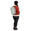 Osprey Transporter Sling skulderveske (unisex) på en kvinnelig modell