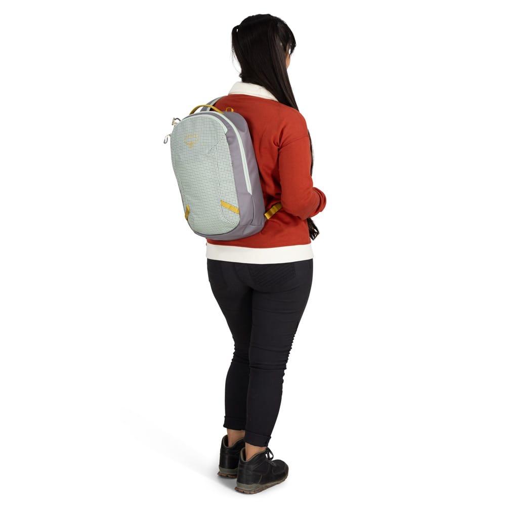 Osprey Transporter Sling skulderveske (unisex) på en kvinnelig modell