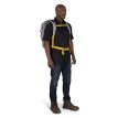 en modell har på seg Osprey Transporter Travel Pack 36L reiseryggsekk (unisex) som en ryggsekk