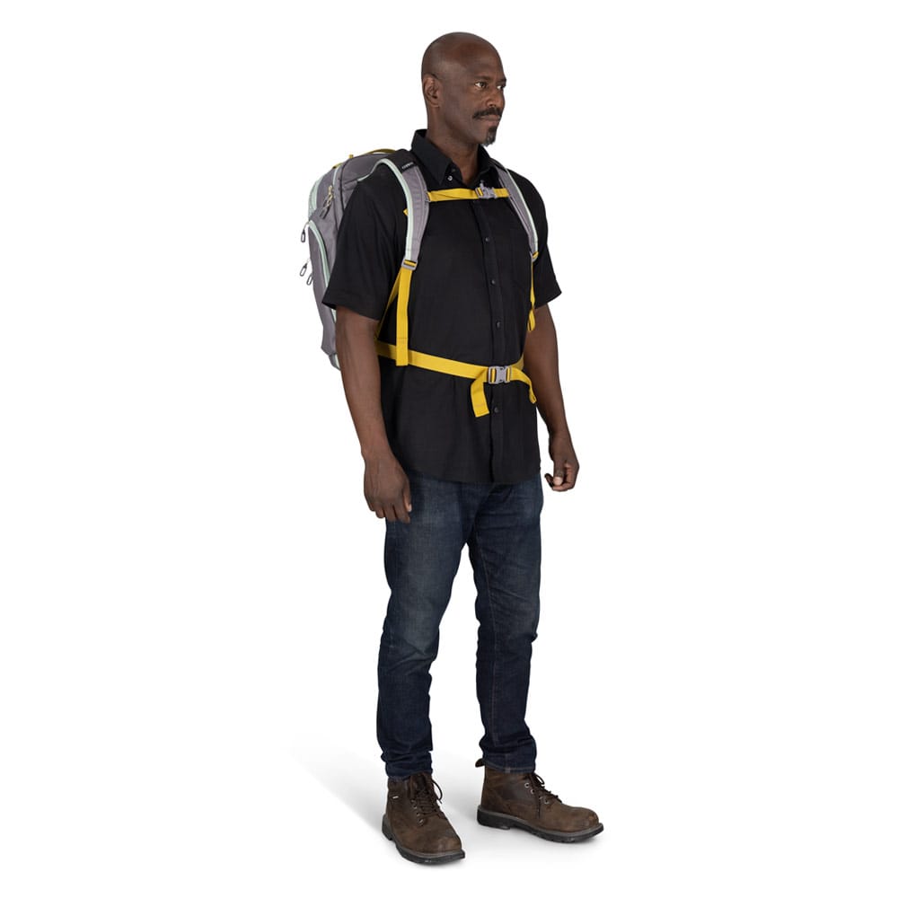 en modell har på seg Osprey Transporter Travel Pack 36L reiseryggsekk (unisex) som en ryggsekk