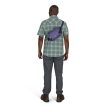 Osprey Transporter Waist Pack midjebelte (unisex) på ryggen til en modell