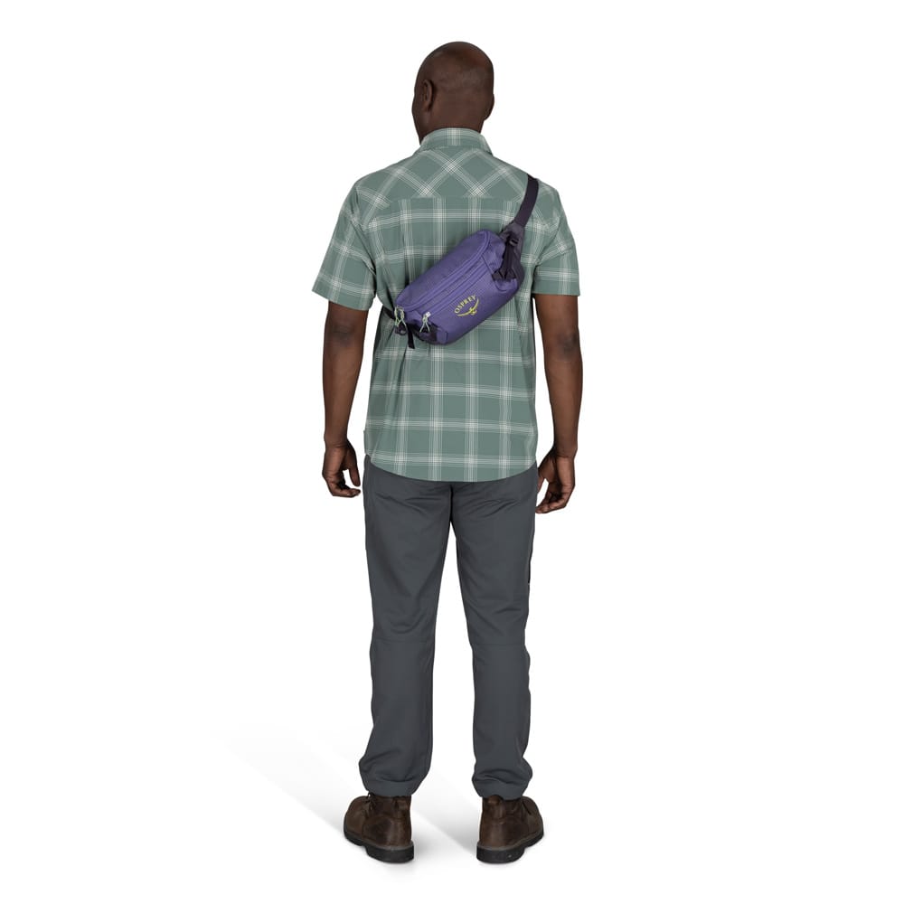 Osprey Transporter Waist Pack midjebelte (unisex) på ryggen til en modell