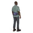 en modell bærer Osprey Transporter Waist Pack midjebelte (unisex)