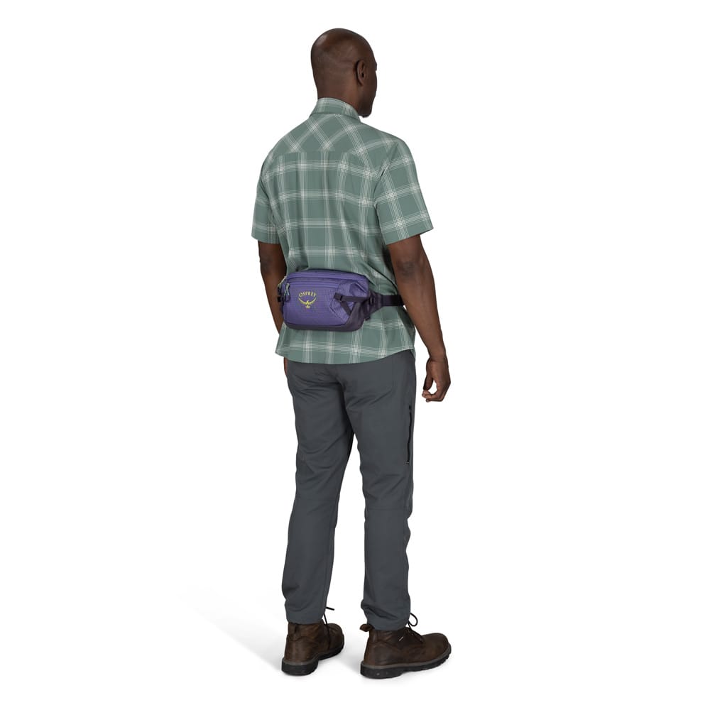 en modell bærer Osprey Transporter Waist Pack midjebelte (unisex)
