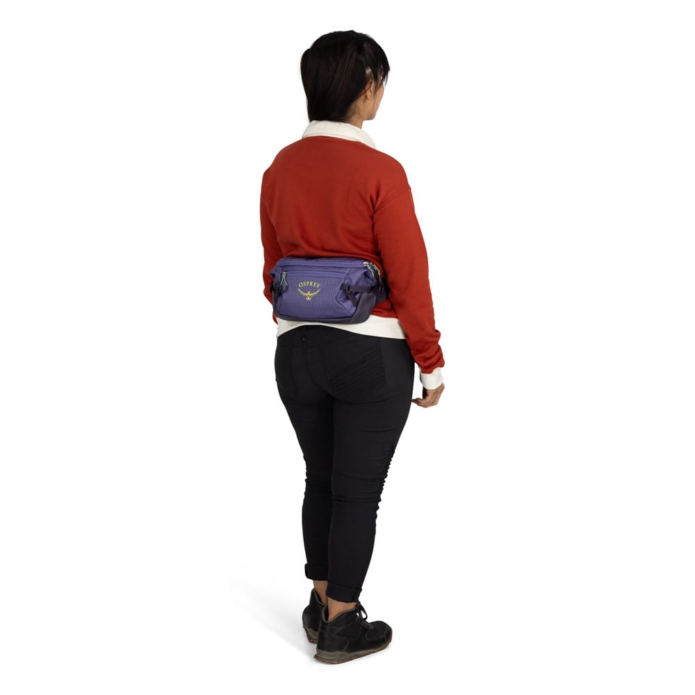 en kvinnelig modell har på seg Osprey Transporter Waist Pack midjebelte (unisex)
