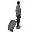 en kvinnelig modell holder i Osprey Transporter Wheeled Duffel 40L reiseveske (unisex)