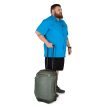 en mannlig modell bruker Osprey Transporter Wheeled Duffel 40L reiseveske (unisex)