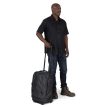 en modell holder i Osprey Transporter Wheeled Carry-On reisekoffert 38L (unisex)