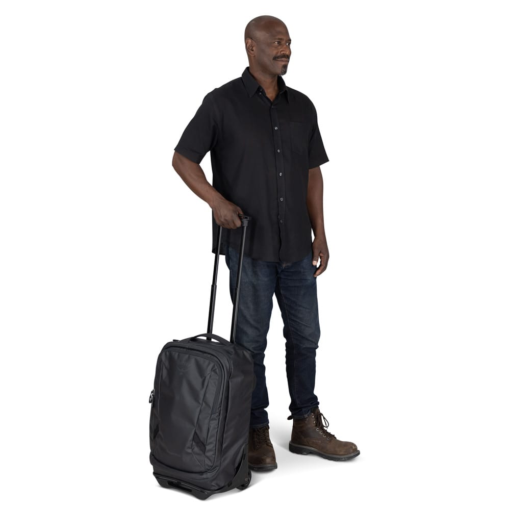 en modell holder i Osprey Transporter Wheeled Carry-On reisekoffert 38L (unisex)